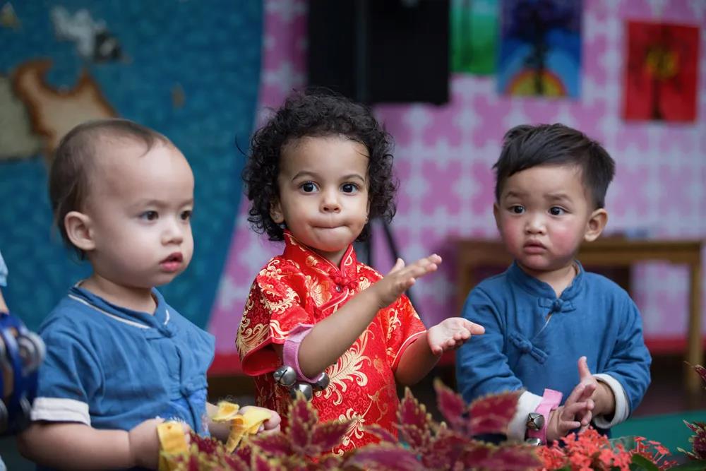 Enfants au Petit Lotus Bleu